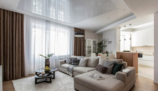 С глянцевой поверхностью хорошо сочетаются практически любые осветительные приборы.