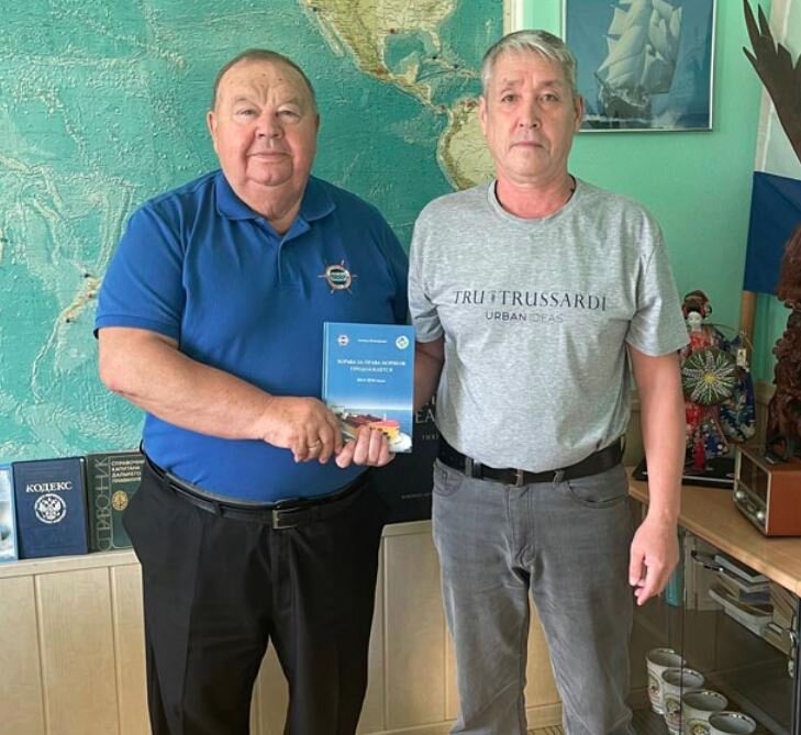 На фото: моряк с т/х «Сapitan Kang» в офисе ДВРО РПСМ, слева Н.М.Суханов 