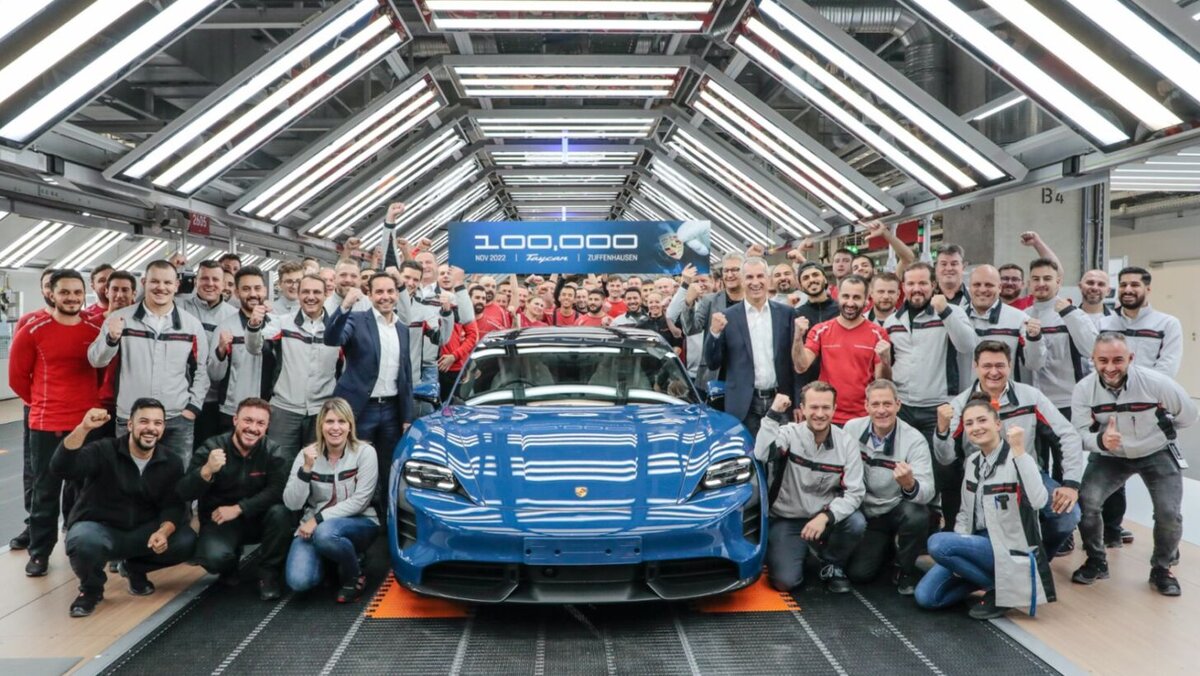    100-тысячный Porsche Taycan в окружении сотрудников завода. Фото Porsche