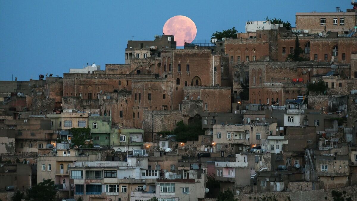    Полная луна поднимается над историческим центром города Мардин, Турция © AP Photo / Emrah Gurel