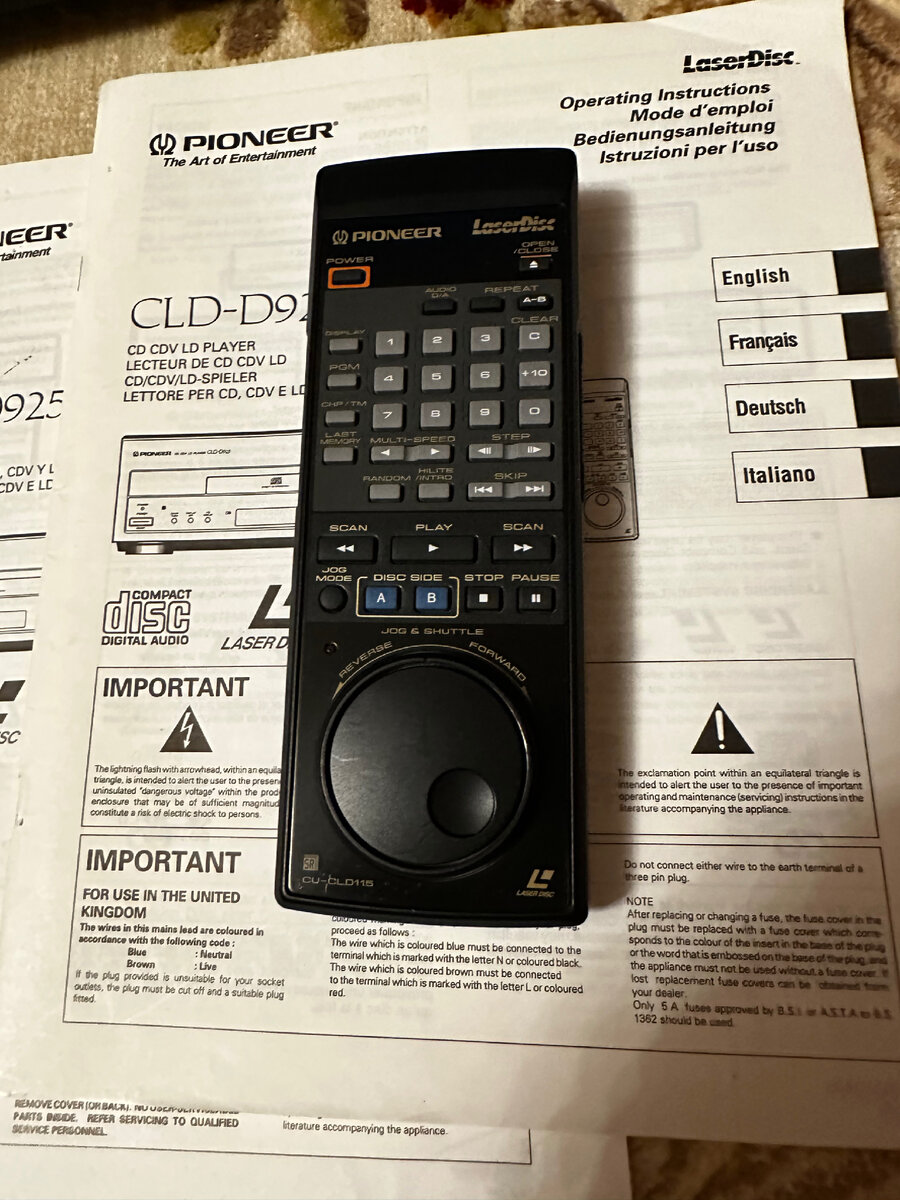 Недели две назад я стал счастливым обладателем проигрывателя LD дисков Pioneer CLD-D925. Причём выбор сделал именно этой модели осознанно, но ещё не читая специализированный форум по Laserdisc и не являясь его участником. Уже потом, прочитав 133 страницы форума за выходные, я понял, что выбор был правильный. Топовых моделей Pioneer в практически новом качестве мне пока не попадалось. А я всегда покупаю или новое, или в близком к этому состоянии (если техника больше не выпускается), чтобы не заниматься ремонтом. В данном случае плеер шёл с оригинальной инструкцией, с пультом. 
Также успел приобрести более 25 LD дисков в свою коллекцию. Половину из них взял запечатанными, половину в состоянии mint и без laser rot. Очень приятно видеть, что есть ещё люди увлеченные винтажной техникой и технологиями прошлого 20 века.

Мой Pioneer отлично интегрировался в мою существующую аудио видео систему. Телевизор LCD Sony, имеет на борту входы HDMI, SCART, Component. К телевизору пока подключил через Scart, аудио вывел по оптике в ресивер marantz, а также ещё по аналогу в усилитель marantz - можно слушать по выбору 2 варианта.
Конечно, у меня есть и современный 4К Blu-ray плеер, но мне было интересно посмотреть, какое качество видео и звука дает аналоговый лазерный диск. Цифровая аудиодорожка также на диске присутствует, ее можно выбрать с дистанционного пульта. Изображение же всегда будет оставаться аналоговым на этом диске, записанным в виде композитного видеосигнала. 
Так что буду теперь осваивать интересные технологии LaserDisc из недалекого прошлого.