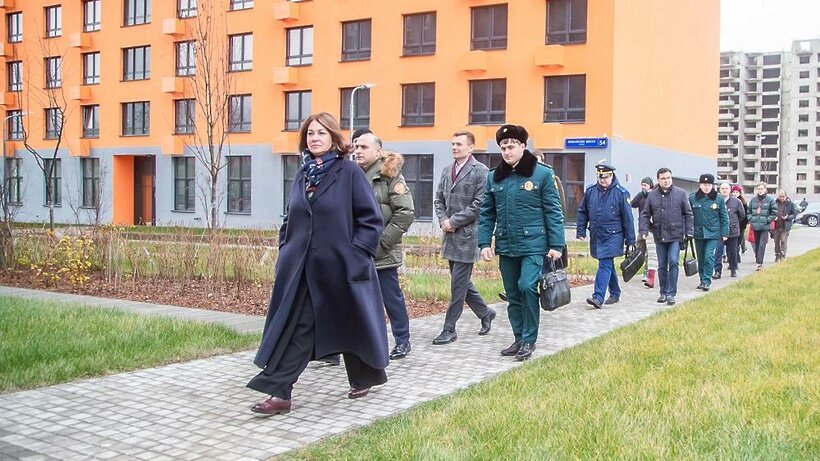    Министр жилищной политики Московской области Инна Федотова в ЖК «Западные ворота столицы» в Одинцовском городском округе © Сайт Министерства жилищной политики Московской области