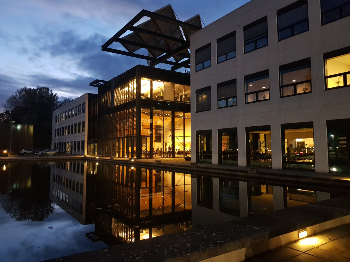 Вот так выглядит здание завода со стороны администрации. 