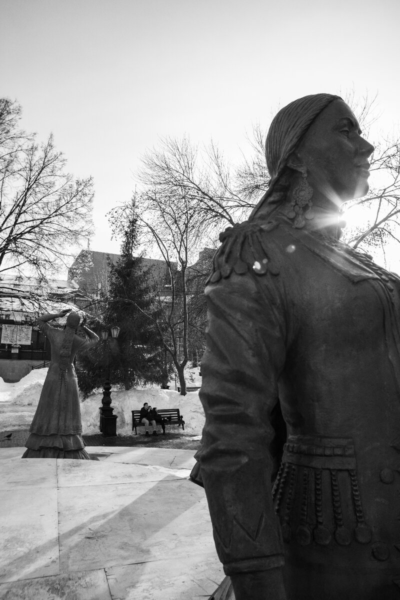 Фонтан «Семь девушек» и влюблённая пара, 24 марта 2022