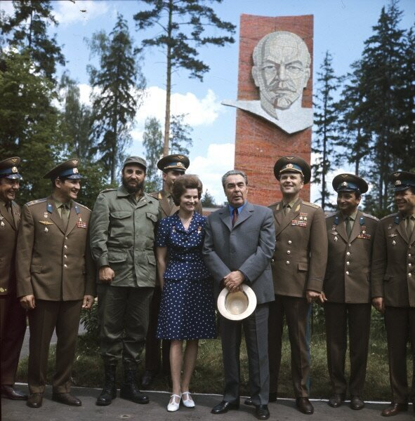 Брежнев и Фидель Кастро с космонавтами в Звёздном Городке, 1972 год. 