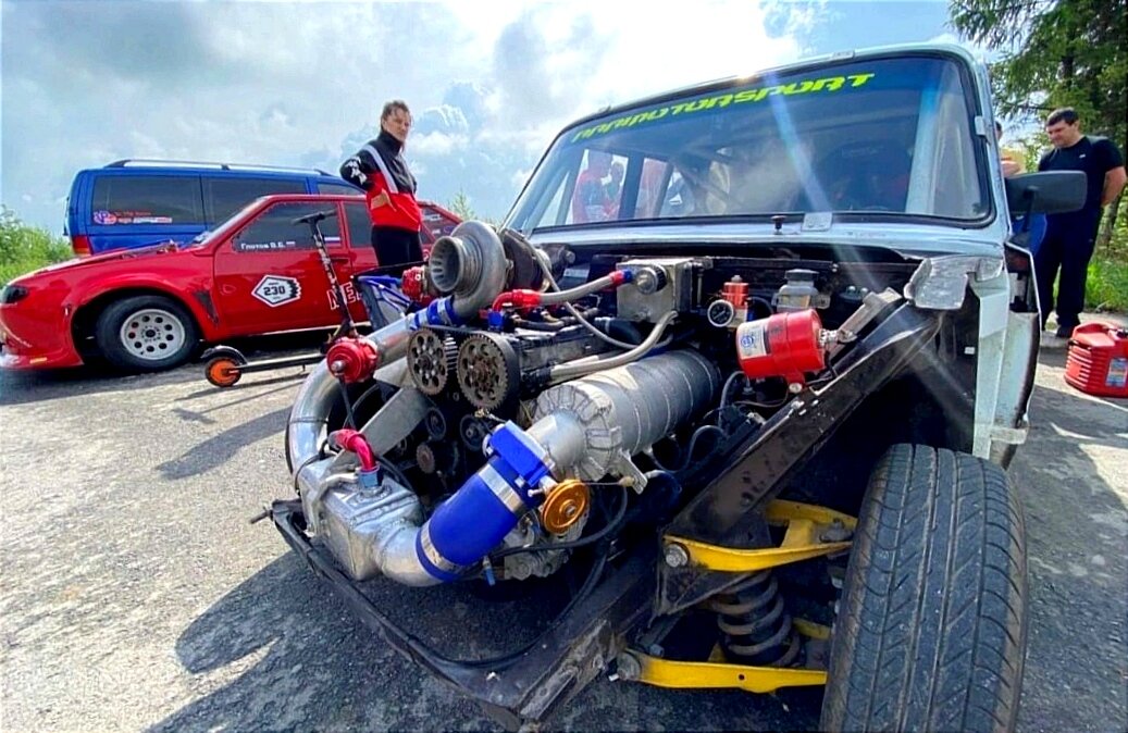 Под капотом - столько же лошадок, как в современных тягачах! 😃