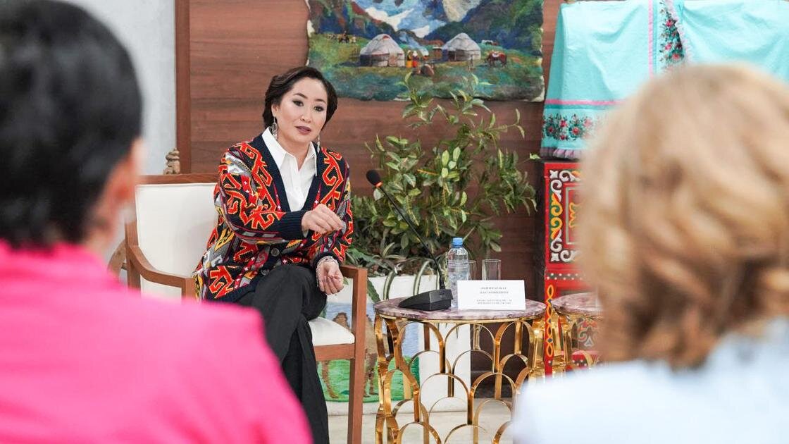    Каракат Абден на встрече с дизайнерами:facebook.com/abdenova.karakat