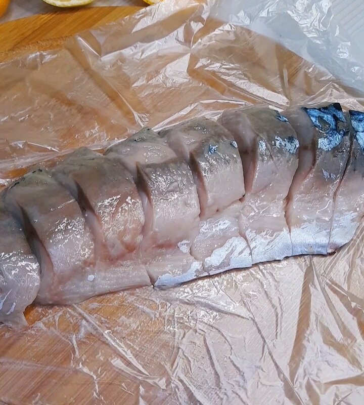 Берем сельдь слабосолёную (либо свежую). Очищаем ее и разделываем на филе и нарезаем на порционные кусочки 