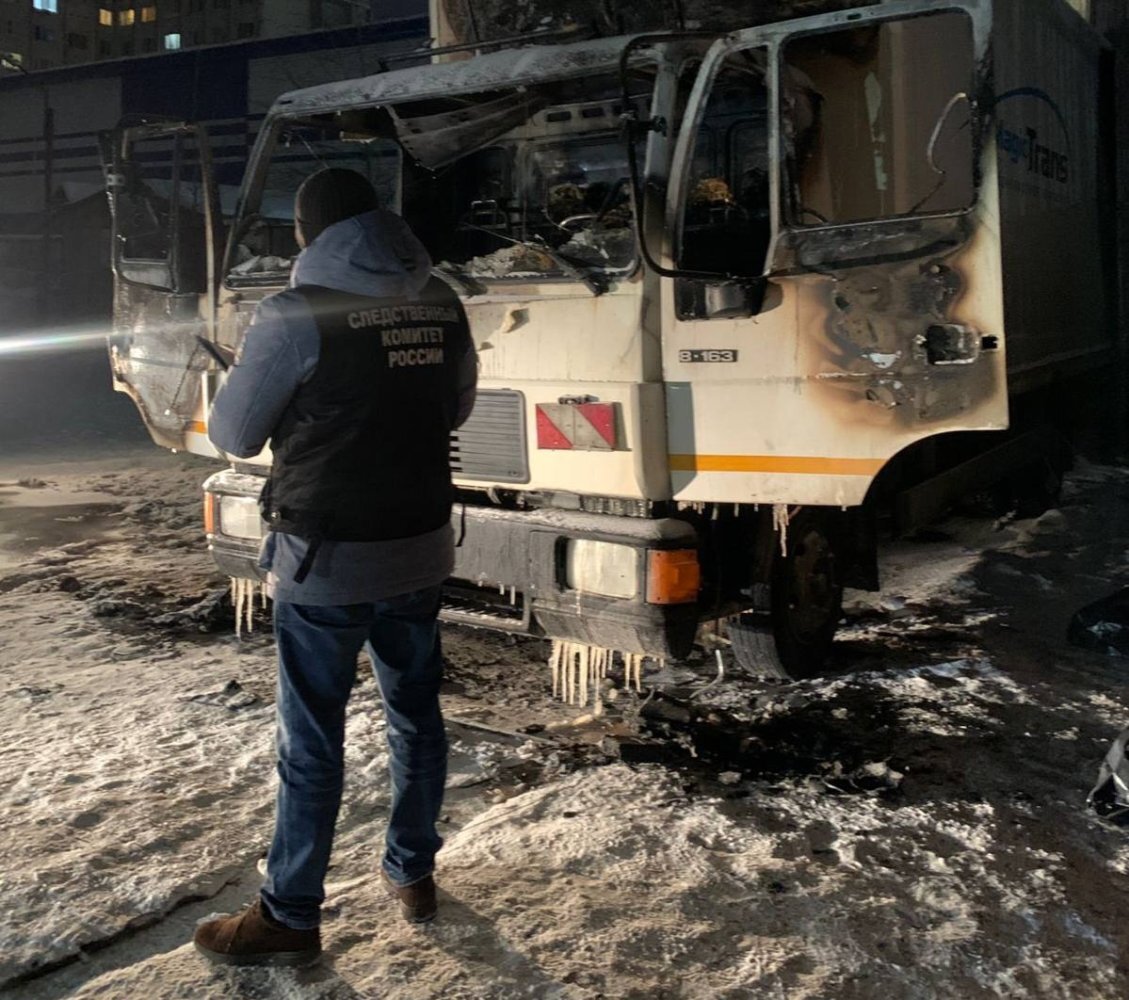    В Югре выясняют обстоятельства гибели человека во время пожара в грузовом фургоне
