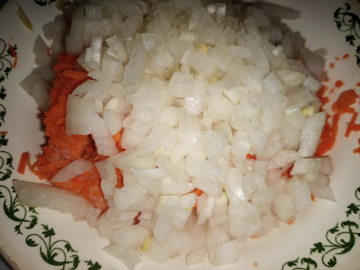 Морковь крупная 1 шт., лук 1 шт. 