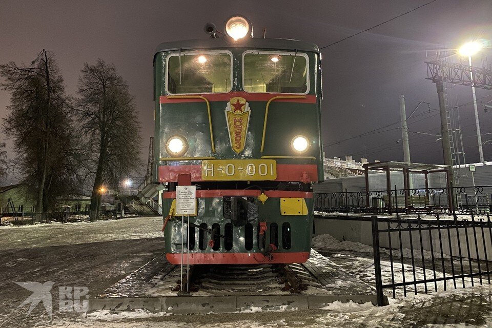     Электровоз Н-О-001 подключили к общей системе освещения вокзала Рязань-1, и по вечерам у него загораются буферные огни с прожектором.