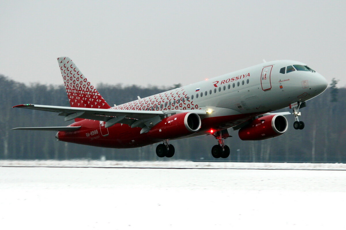 Самолет с бортовым номером RA-89188 приземлился в Международном аэропорту «Нижний Новгород» имени В.П. Чкалова даже раньше, чем должен был. Он прилетел сюда их севеной столицы. И ждали его здесь особенно. Дело в том, что воздушное судно получило название «Дзержинск» в честь второго по величине города в Нижегородской области. А всего же самолет стал 34 бортом отечественного производства в линейке «Города трудовой доблести», которые с 2020 года поступают в парк авиакомпании «Россия». Лайнер работает на маршрутах из Санкт-Петербурга в города РФ, в том числе в Нижний Новгород. На его борта нанесены название города и его герб.