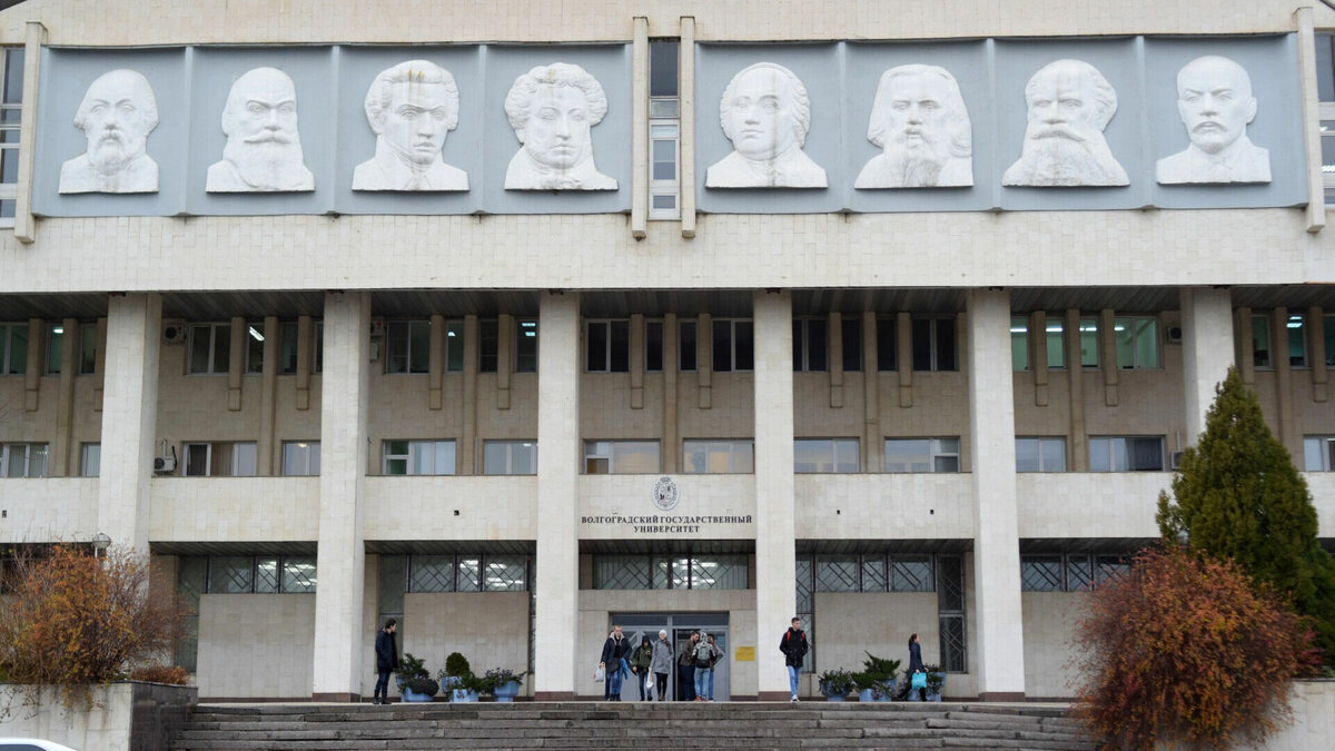     Российских выпускникам школ будет проще подавать документы для поступления в вуз. При передаче онлайн с помощью специального сервиса часть сведений будет подгружаться автоматически, сообщили в пресс-службе правительства РФ.