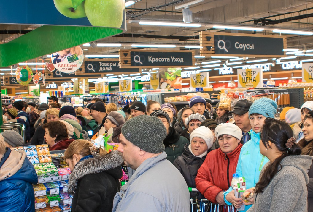 Случай в перекрестке. Очередь магазин перекресток. Очередь в супермаркете. Огромная очередь Ашан. Очередь кассы перекресток.