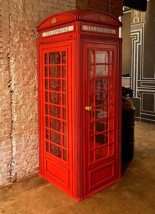 английская телефонная будка Опенлофт в интерьере бара