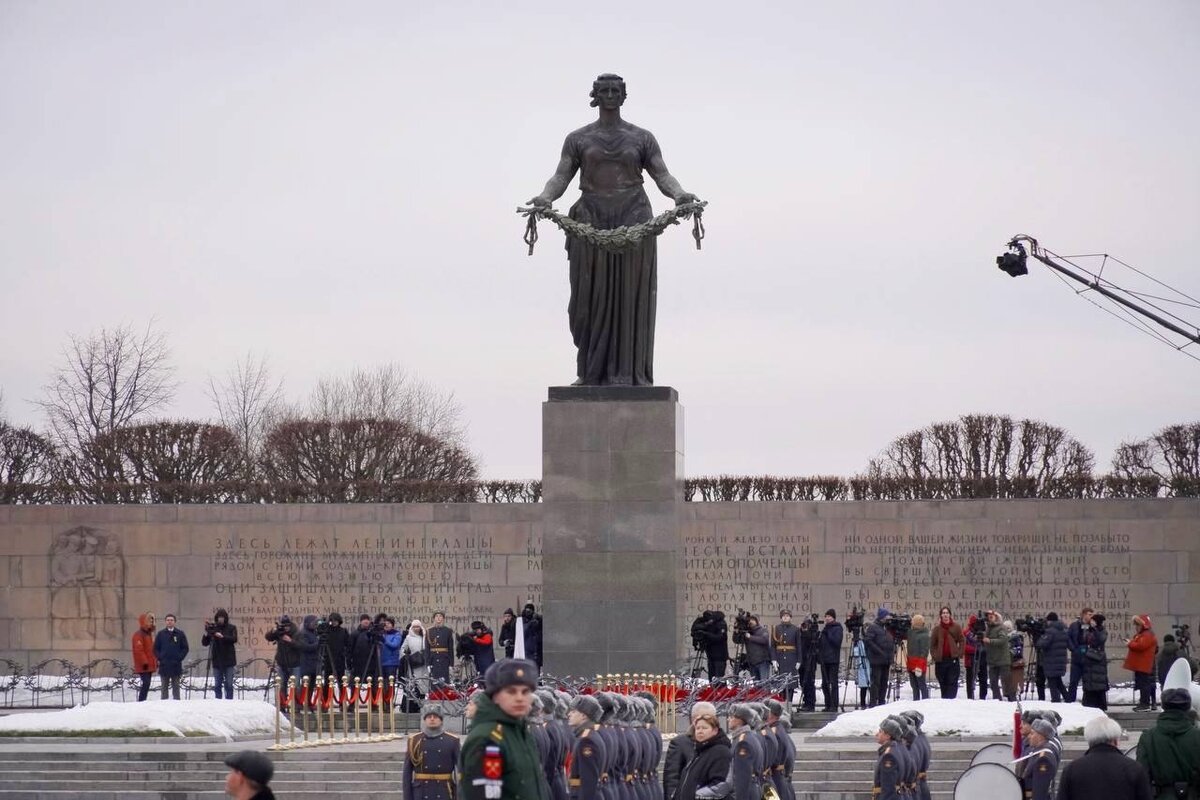 Центральная скульптура на пискаревском кладбище как называется. Памятник Пискаревское мемориальное кладбище. Памятники блокады Ленинграда Пискарёвское кладбище. Памятник на Пискаревском кладбище в Ленинграде.