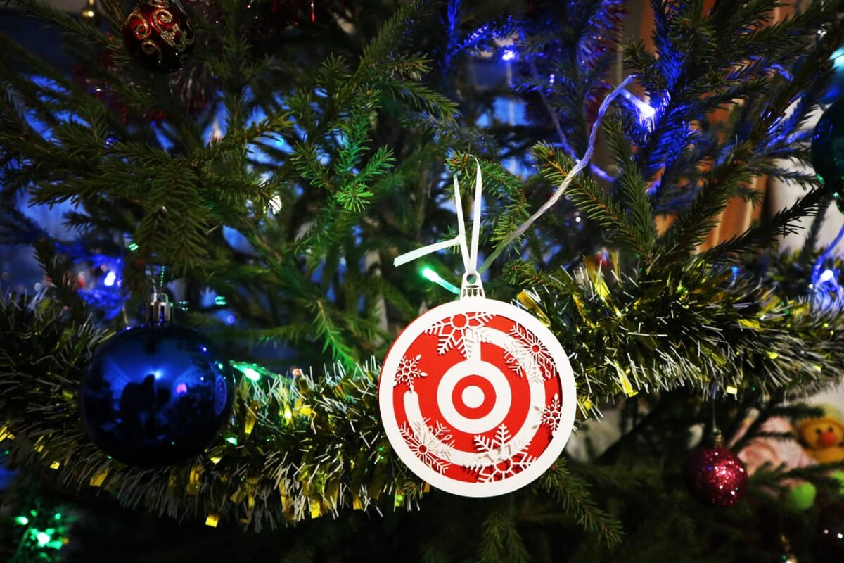 Делимся подборкой новогодних фотографий работников компании "Тайм Технолоджи". Основным элементом праздничного декора стал корпоративный ёлочный шар. Считается, что украшение красного цвета притягивает благополучие и финансы в дом.