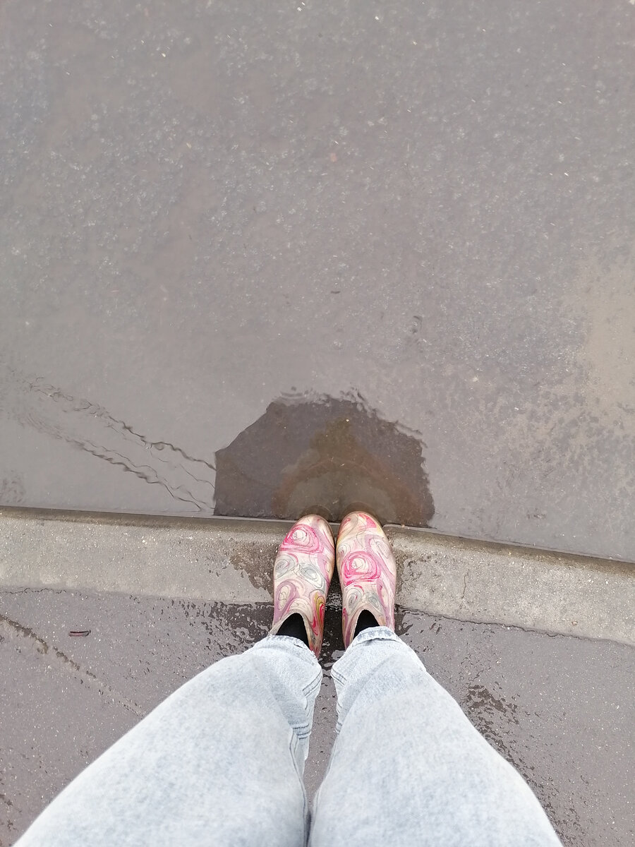 Да, в дождь тоже надо идти, в резиновых сапогах