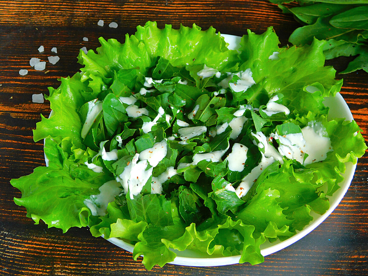 Салат из щавеля свежего рецепты. Листья салата. Летние салаты. Салат из щавеля, шпината и сельдерея. Листья салата похожий на елку.