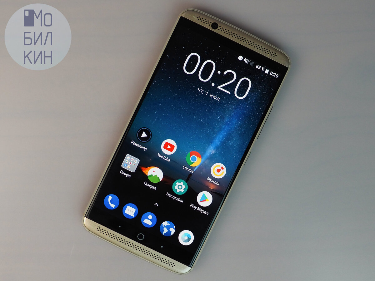 Спереди смартфон украшают «ювелирные» решётки динамиков, а на гранях находятся два микрофона, разъём 3.5-мм и порт USB Type-C. Под фронтальной камерой можно увидеть разноцветный индикатор событий