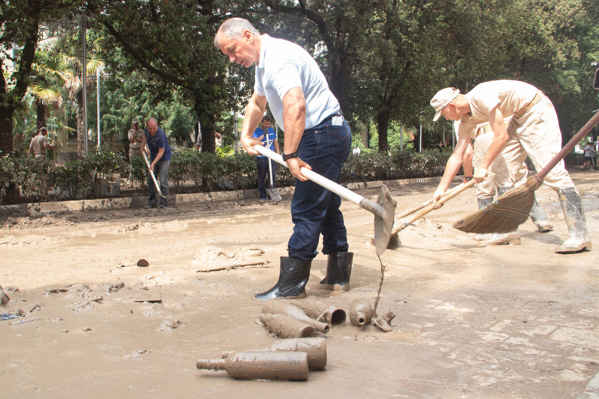 Депутаты Госсовета во главе с В. Константиновым помогали устранять последствия наводнения в Ялте