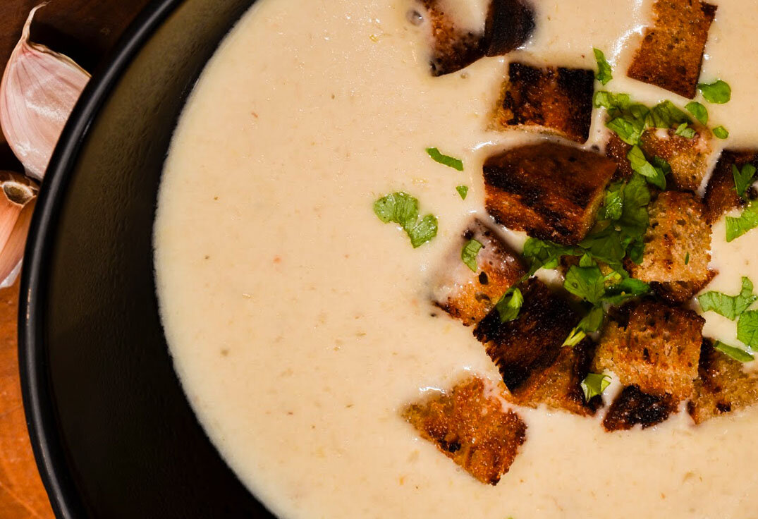 На 4 порции нужно: 
- 1 обжаренный чеснок с пестиком
- 1 лук-порей, нарезанный кружками
- 2 мелко нарезанные луковицы
- 4 столовые ложки сливочного масла
- 5 столовых ложек простой муки
- 1 л овощного бульона
- 200 мл сливок для взбивания
- гренки