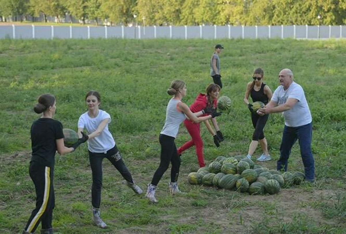 Сбор урожая в Белоруссии. Вам тоже стало интересно, кто фермер, раз арбузы у него собирает сам “Батька”? Источник: Яндекс.Картинки