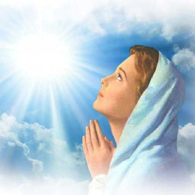 Мама смотрит с небес. Женщина молится. Обращение к Богу. Молиться Богу. Господь молится.