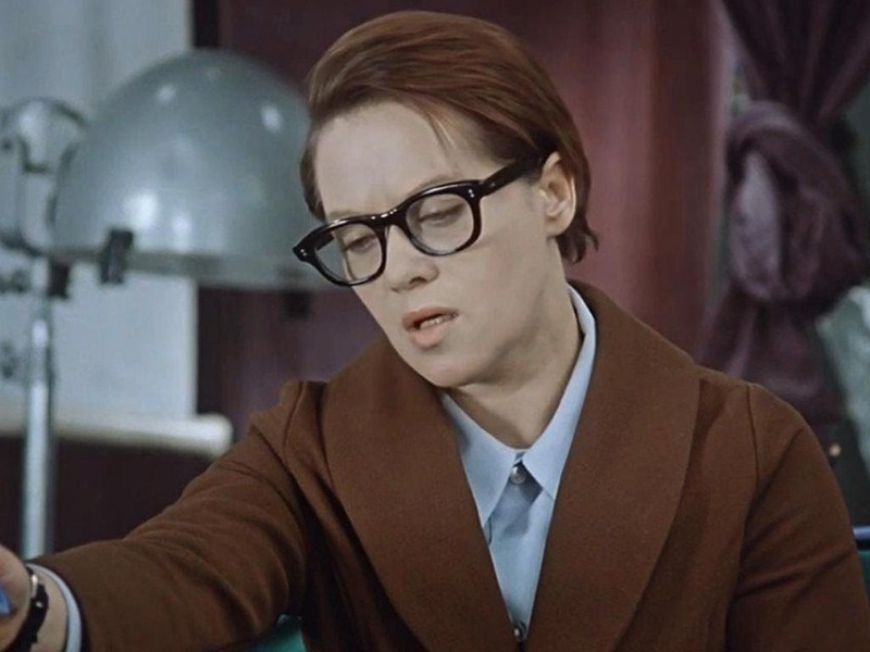 Для съёмок в киноленте "Служебный роман" Фрейндлих сама подобрала немодный пиджак, который портил её фигуру.