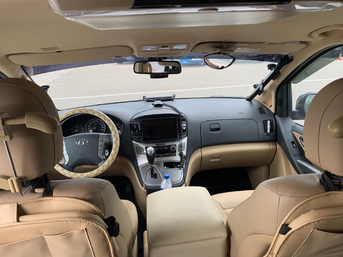 Внутри, подлокотник с боксом, 8’’ мультимедиа, экран на потолок