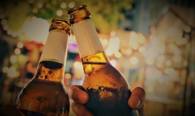 Алкоголь у некоторых - это необходимая часть практически всех встреч с друзьями