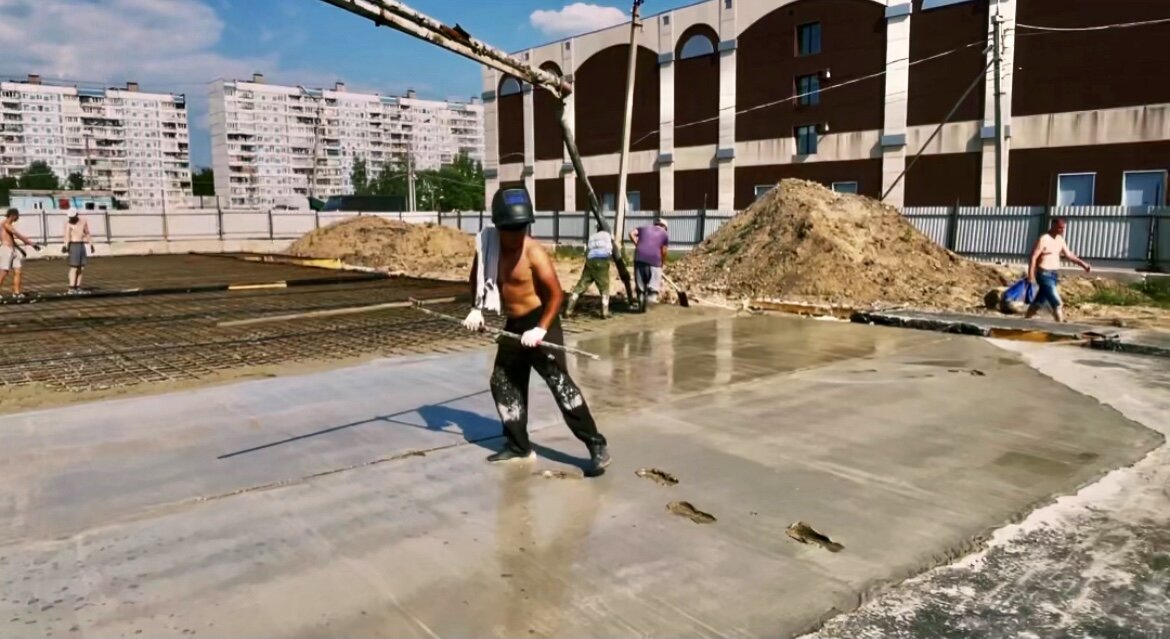 На фото вынимаем маяки из труб 20х20мм 