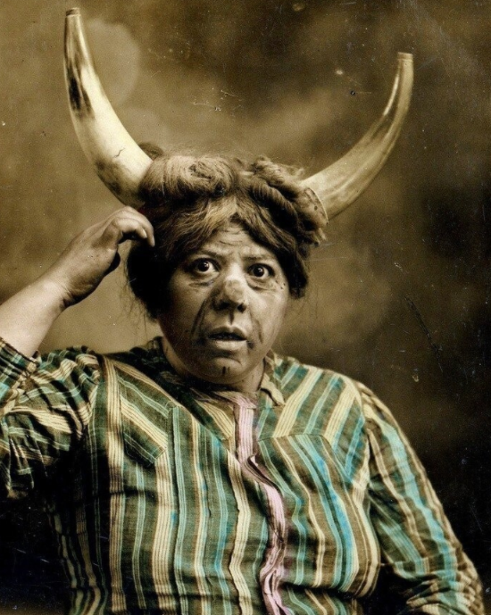 Женщина с рогами