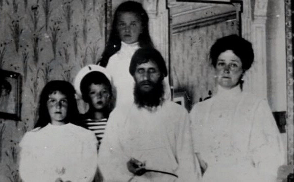 Царская семья с центре сидящим Распутиным (справа императрица Александра Федоровна)