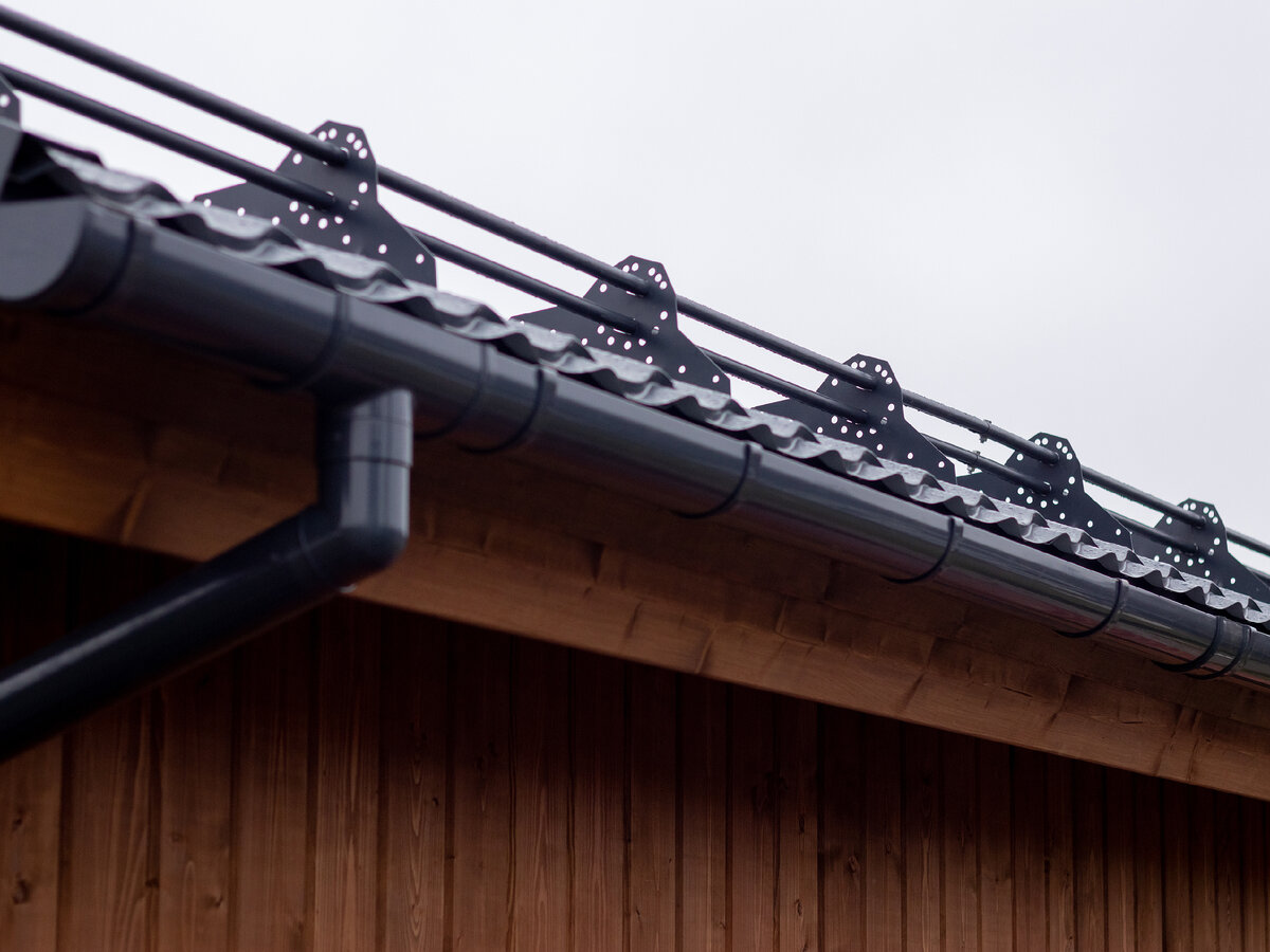 Снегозадержатель Grand Line на металлочерепице Classic