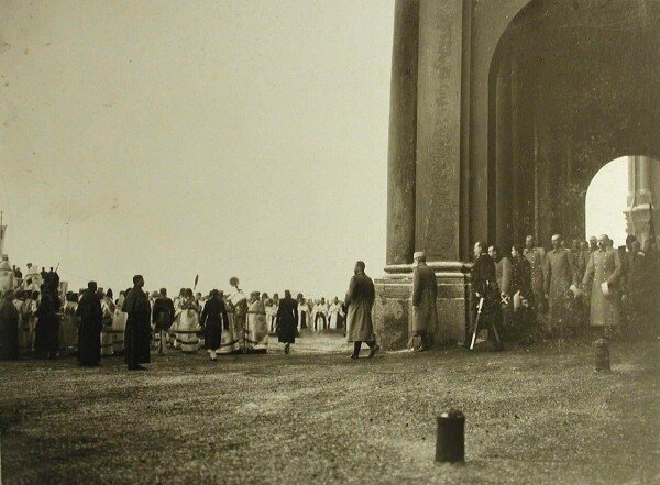 Выход императора к беседке, 6 января 1905 года. Источник изображения: https://viktoriiako.livejournal.com/185021.html