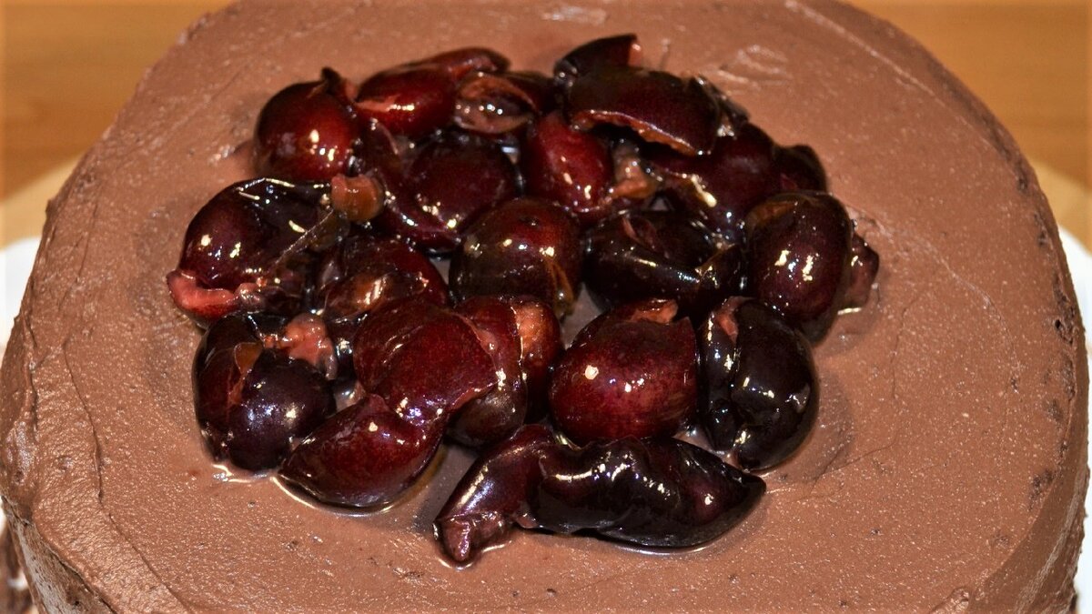 Шоколадный крем со свежим творогом использован для оформления шоколадного торта.