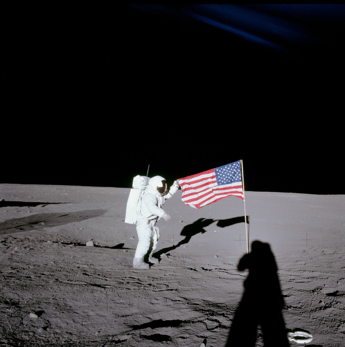 Нил Армстронг с флагом