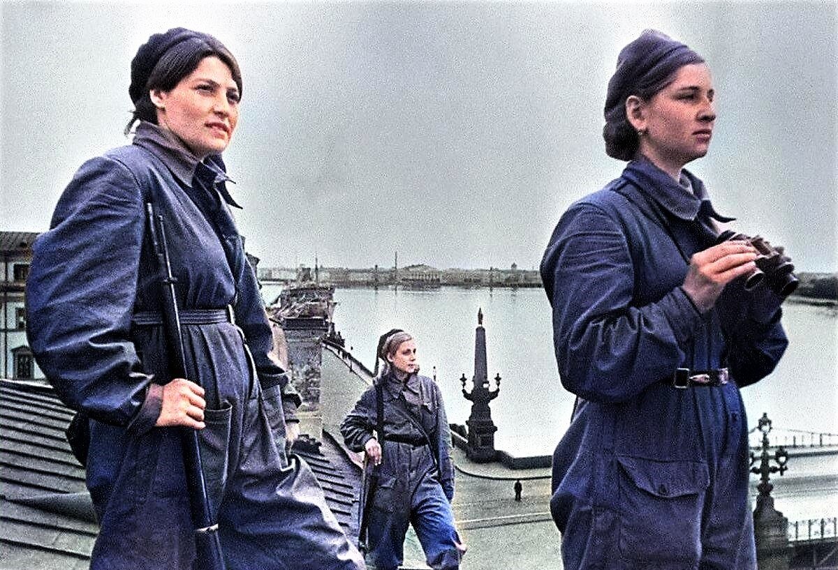 Девушки народного ополчения патрулируют Ленинград в 1941 году