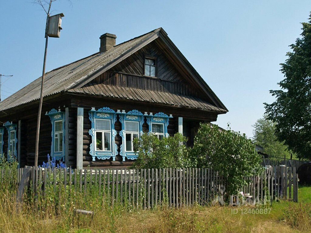 Недорого дом в деревне фото. Деревня деревенька Тверская область. Старый деревянный дом в деревне. Обычные Деревенские дома. Дешевый деревенский дом.