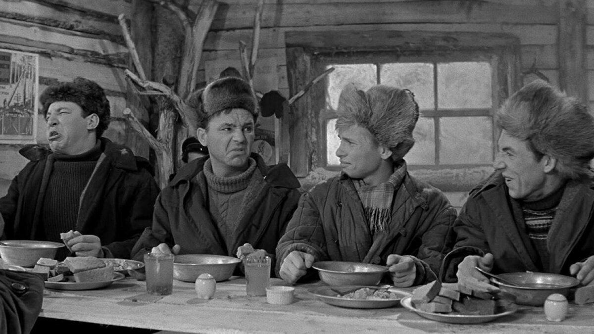 Сцена в столовой. Парни не платят за обед и с лёгкостью его вываливают. Кадр из фильма «Девчата» (1961). Скриншот.