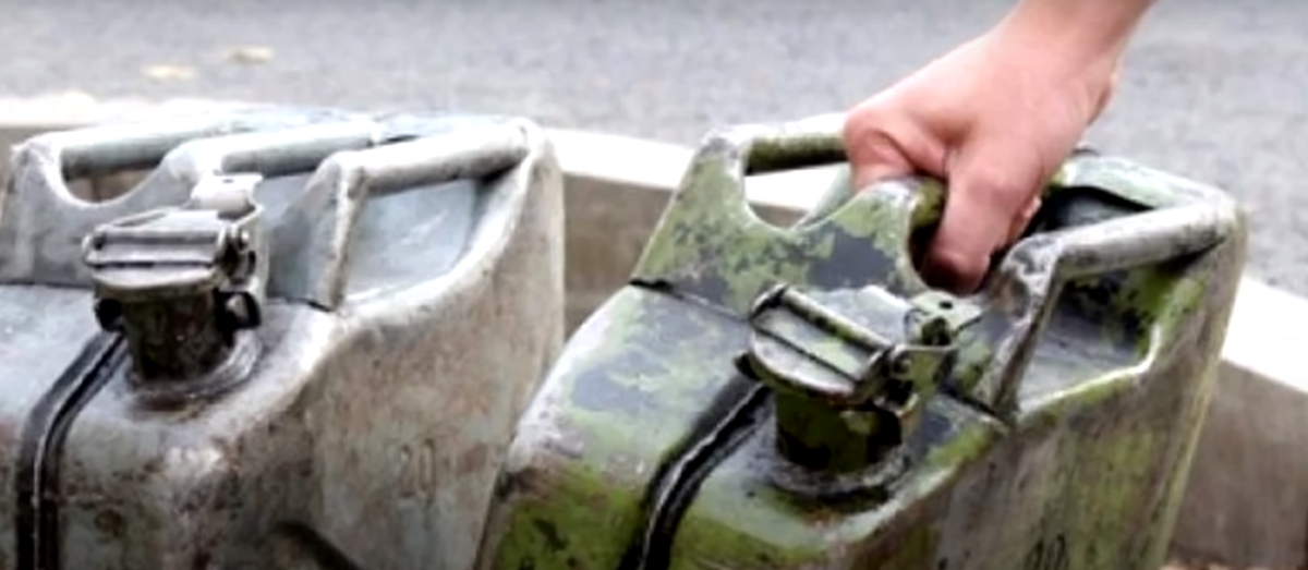 Многие не знают, почему у старой канистры для бензина 3 ручки, и почему когда-то она была засекречена