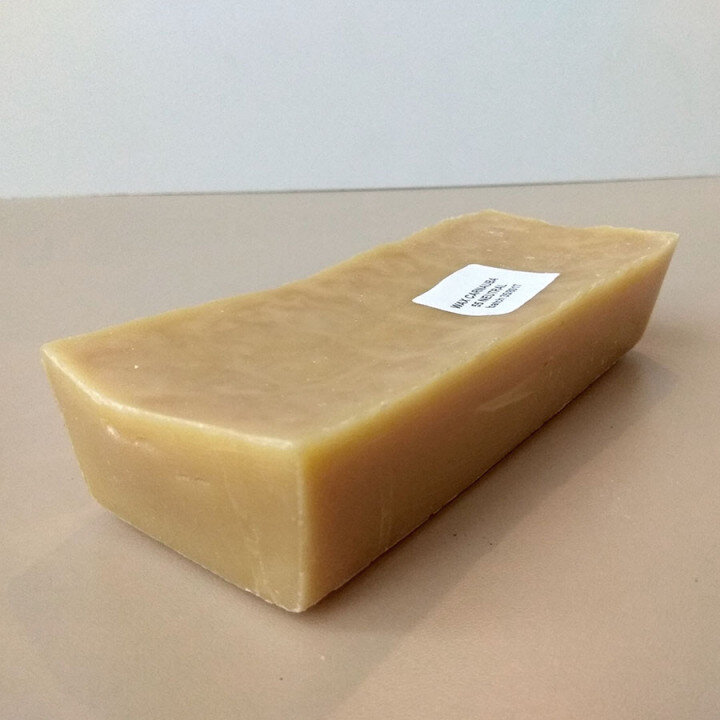 Так выглядит воск карнаубы до создания средства для полировки. ЛИСТАЙТЕ