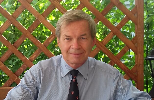 Анатолий Алексеевич Клёсов – с 1979 по 1982 г. профессор химического факультета МГУ, далее, до конца 1980-х – профессор и заведующий лабораторией Института биохимии Академии наук СССР, и на протяжении 12 лет профессор биохимии Гарвардского университета. 