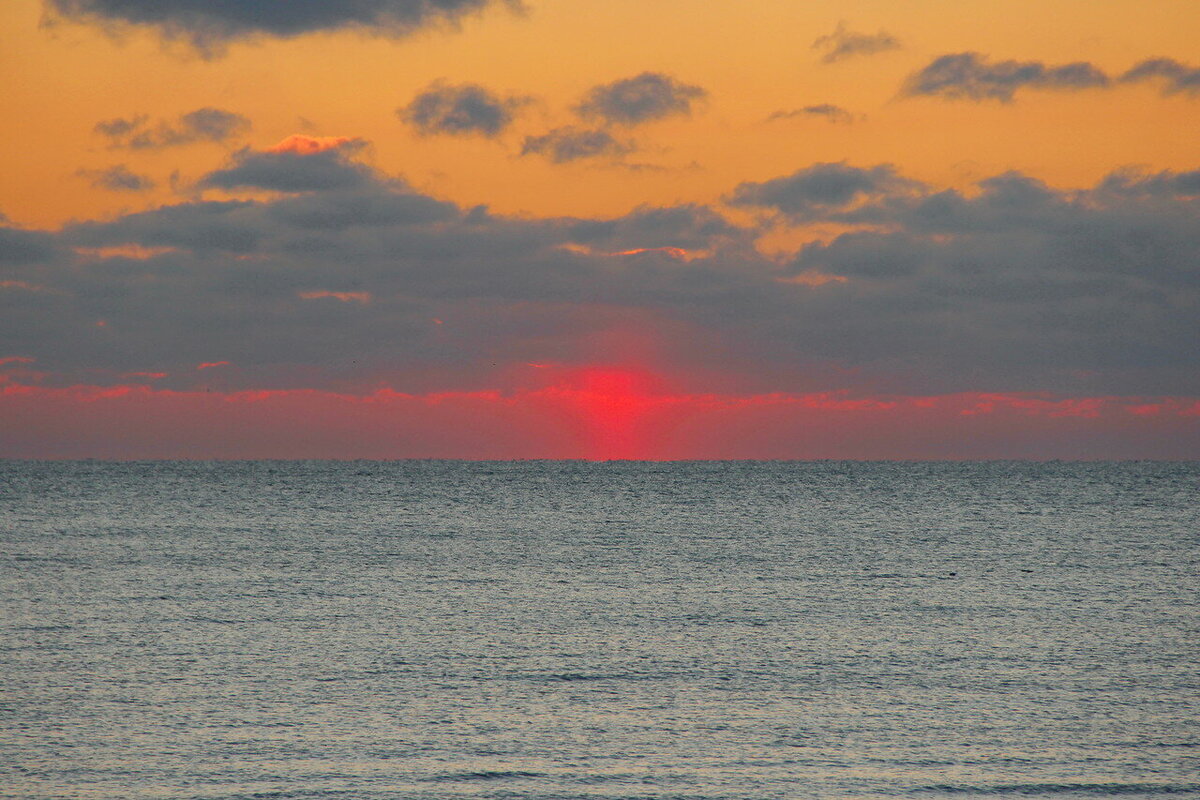 Солнце уходит за горизонт. Небо над балтикой. Картина девушка со змеей. Мальстрём водоворот. Таинственное море.