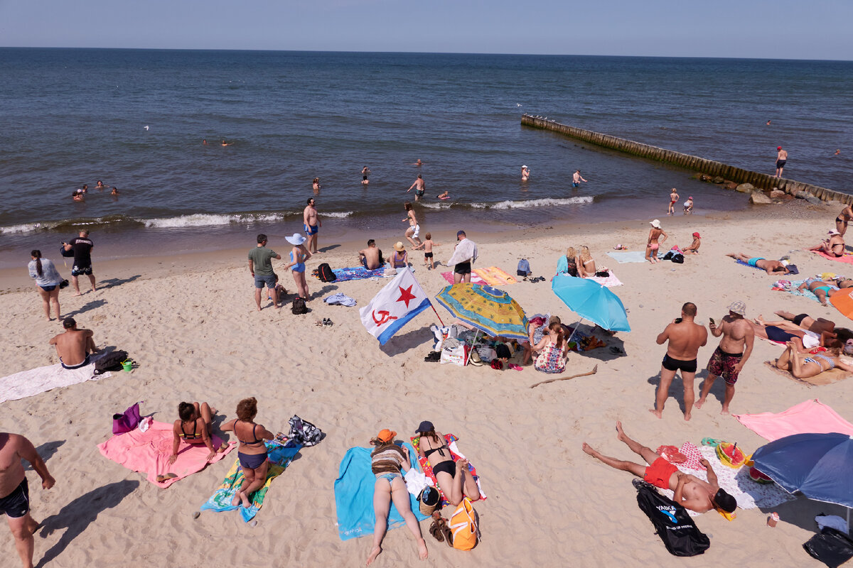 Мы приехали как раз в день ВМФ. Народ отмечает с флагом
