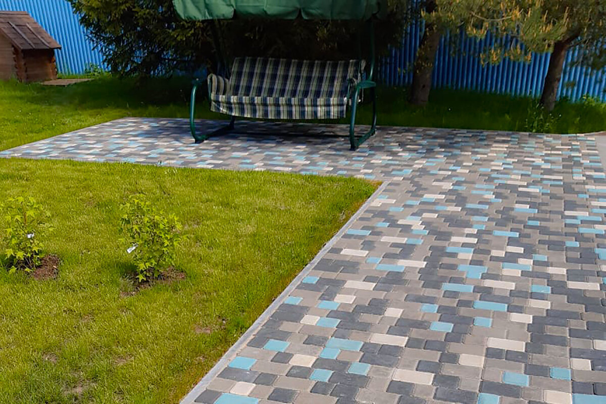 Пример оформления небольшого участка тротуарной плиткой. Легкость и простота.