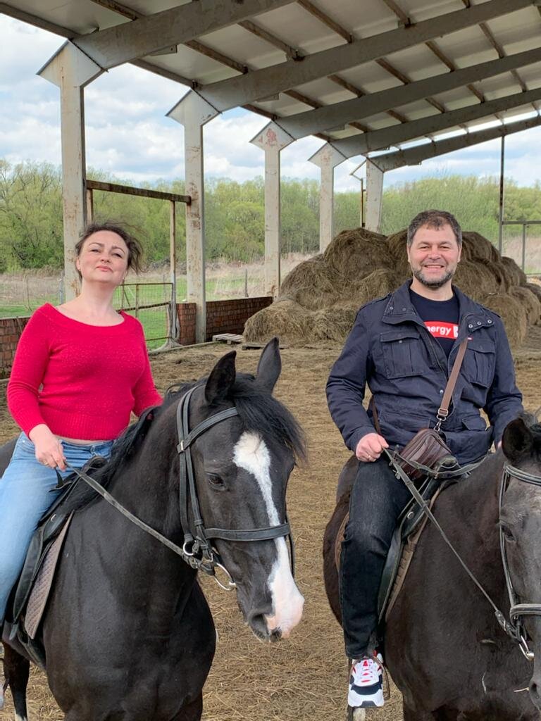 Потомок донских казаков Сергей Арчаков со своей женой гуляют на московской земле