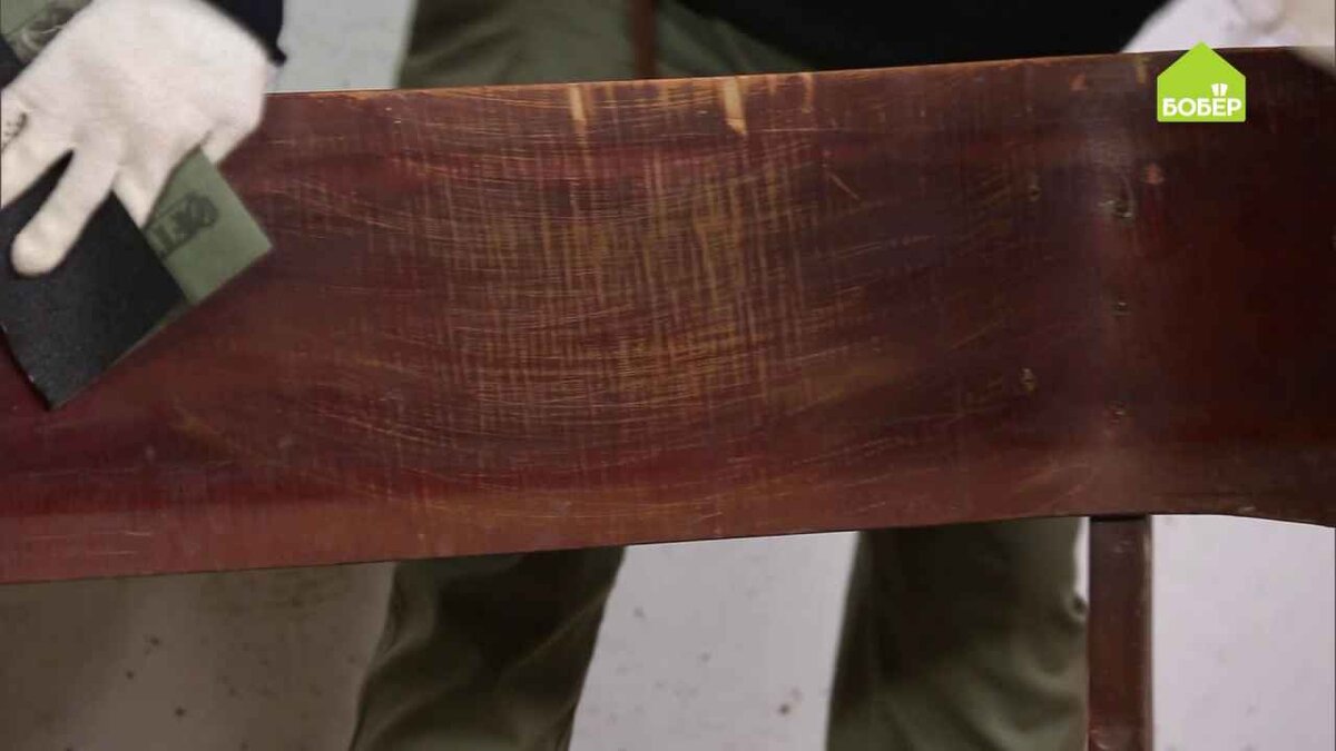 При помощи наждачной бумаги удалите старый лак.