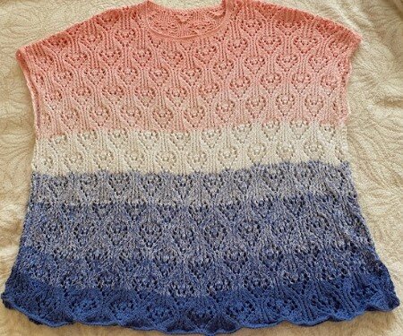 Самый простой прямоугольный топ, скос плеча по четыре-пять петель на ряд, и все. На тушке не будет фото, я не модель и стесняюсь......